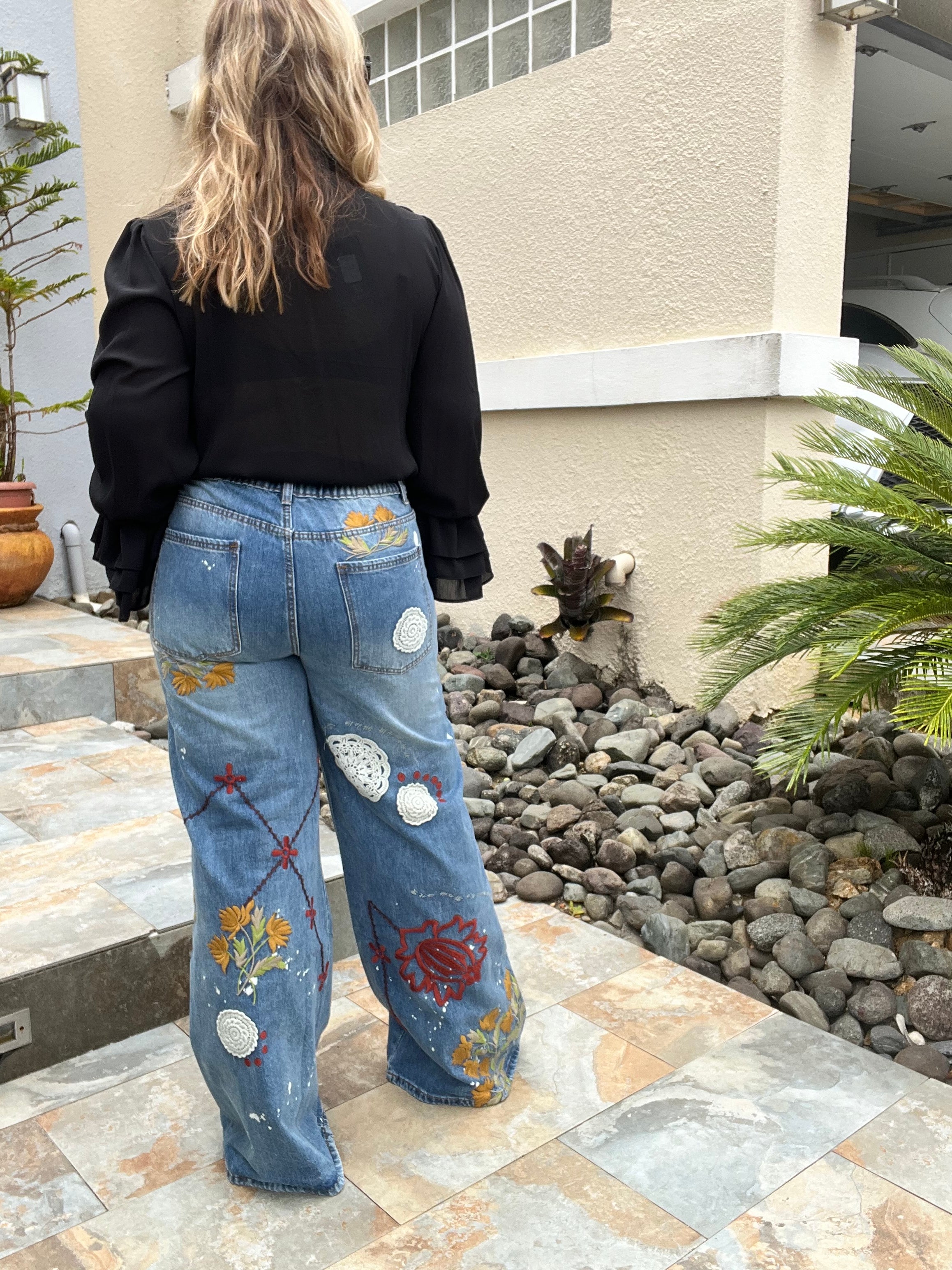 GORGEOUS EMBROIDERED & CROCHET WIDE LEG JEANS -( si estas entre tallas, escoge la talla mas grande)