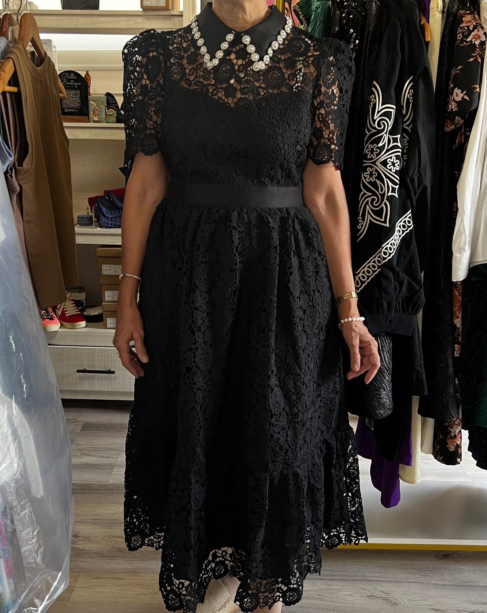 Black Embellish Collar Lace Midi Dress with short sleeves - TAX INCLUIDO - Bella Boutique & Bellasbylola.com