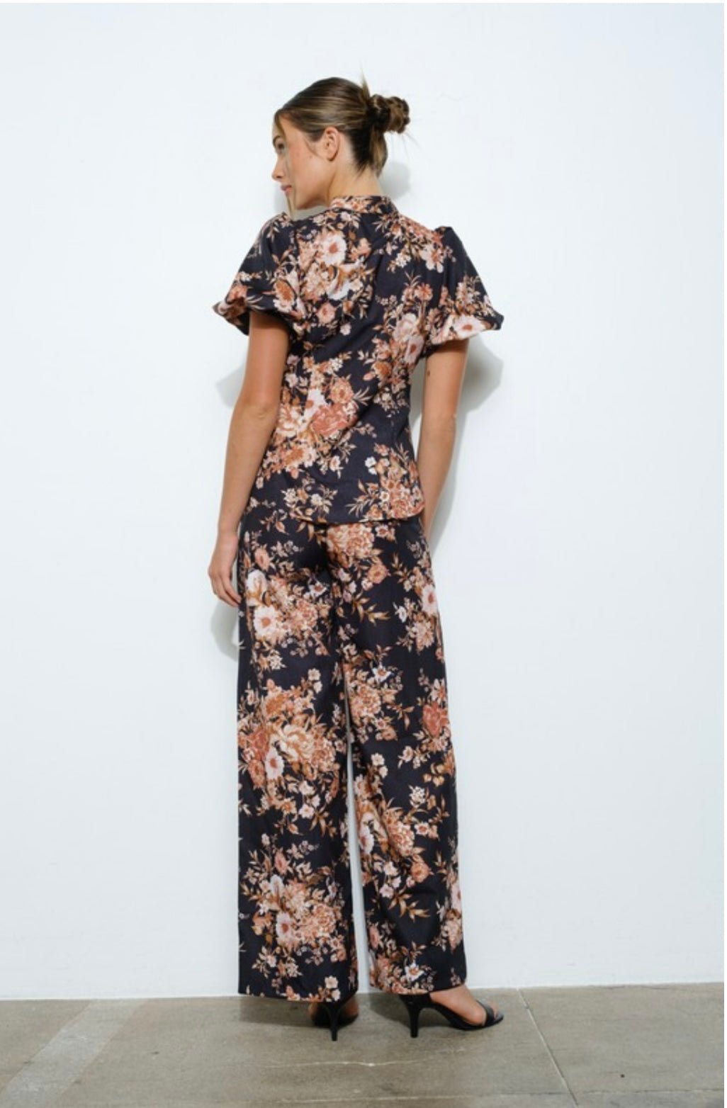 Black & Peach Floral Top - Chic Style - Bella Boutique & Bellasbylola.com