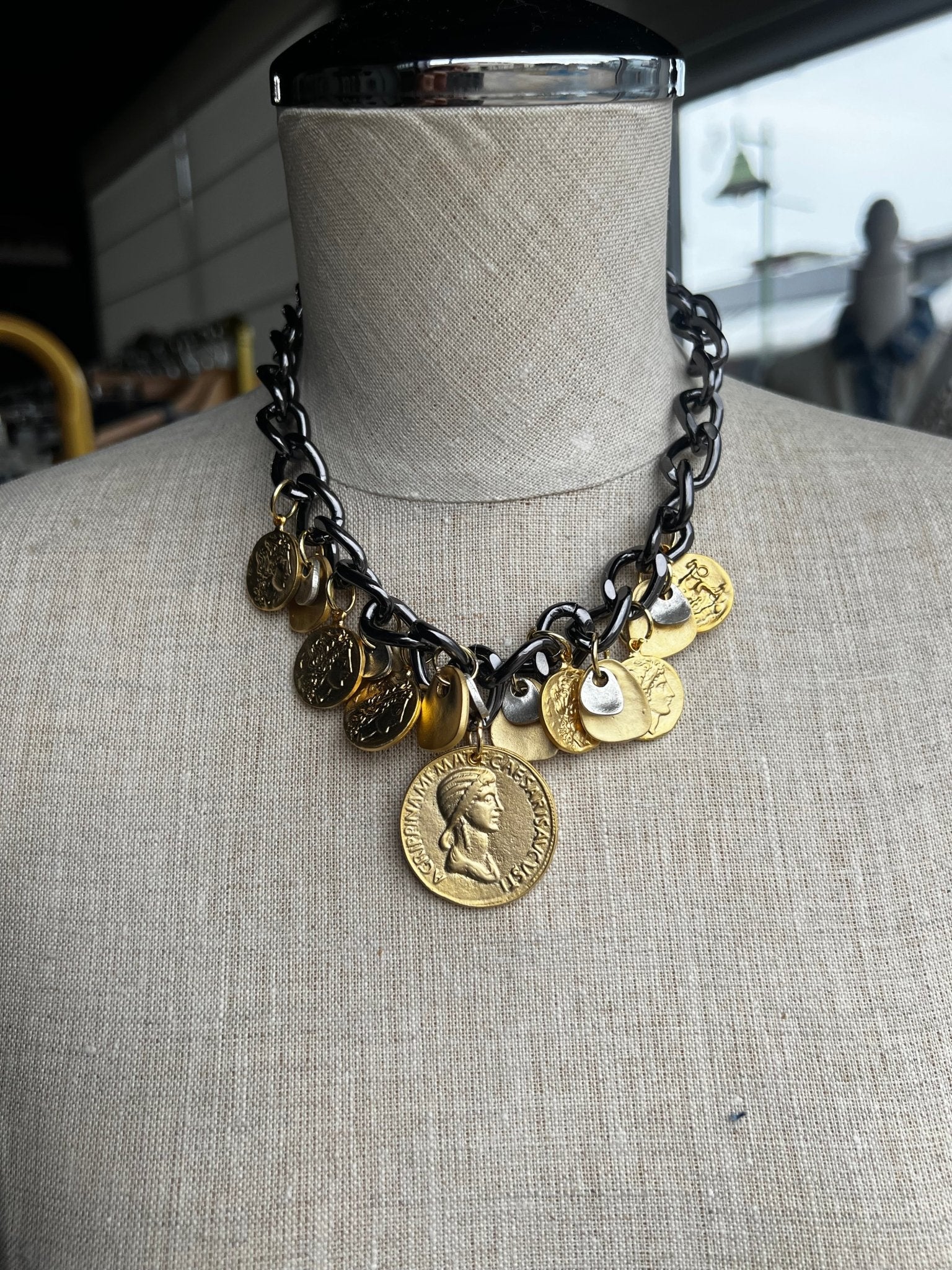 Collar de medallas - Bisutería - Turka - Bella Boutique & Bellasbylola.com