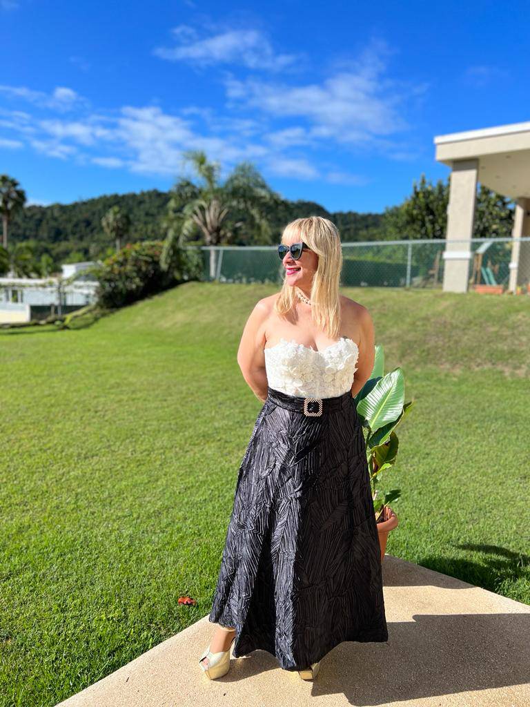 Black Premium Midi Skirt: Elegant Chic Style - Bella Boutique & Bellasbylola.com