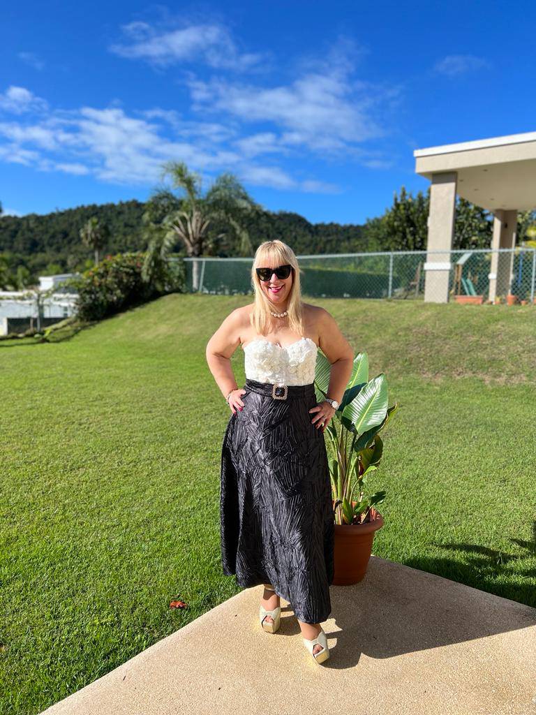 Black Premium Midi Skirt: Elegant Chic Style - Bella Boutique & Bellasbylola.com