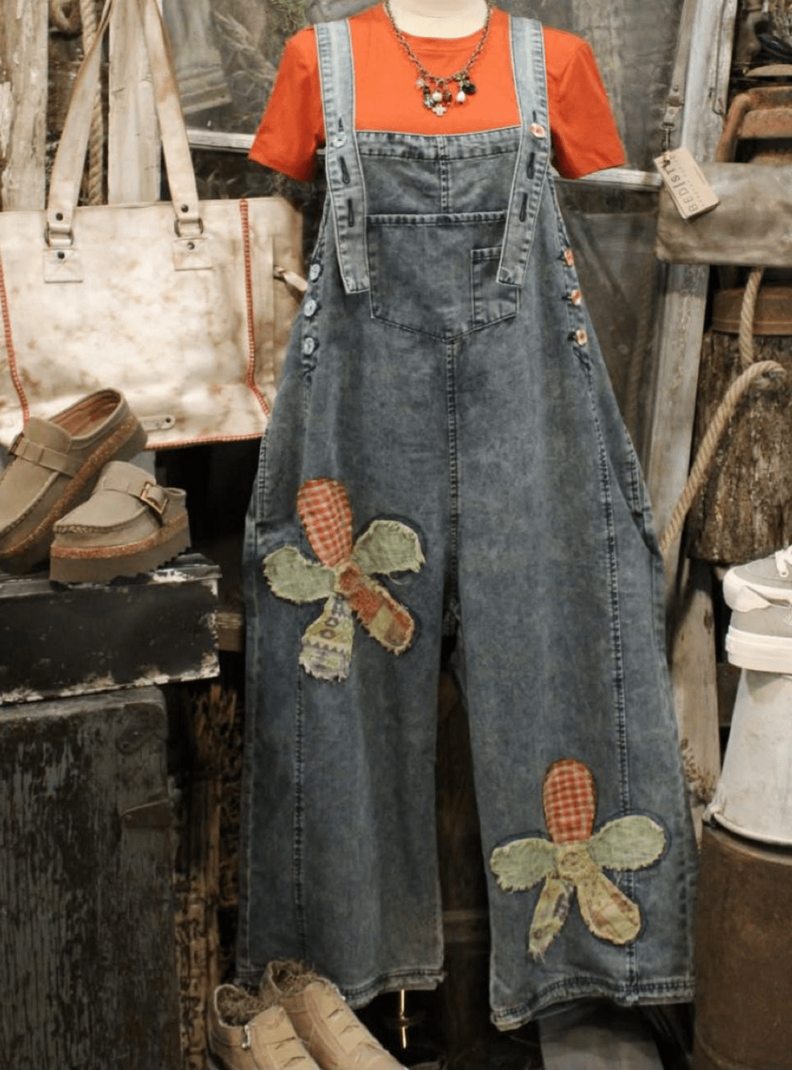 FLOWER PATCH WASHED DENIM BOHO OVERALLS - puedes bajar 1 size - BELLASBYLOLA.COM