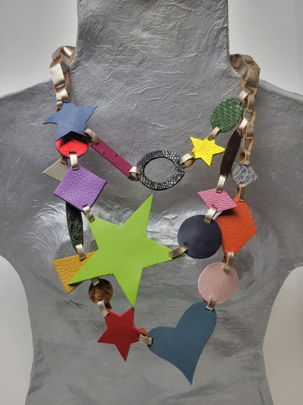 Collar se Colores con estrella verde Artesana Arlene Díaz 🇵🇷