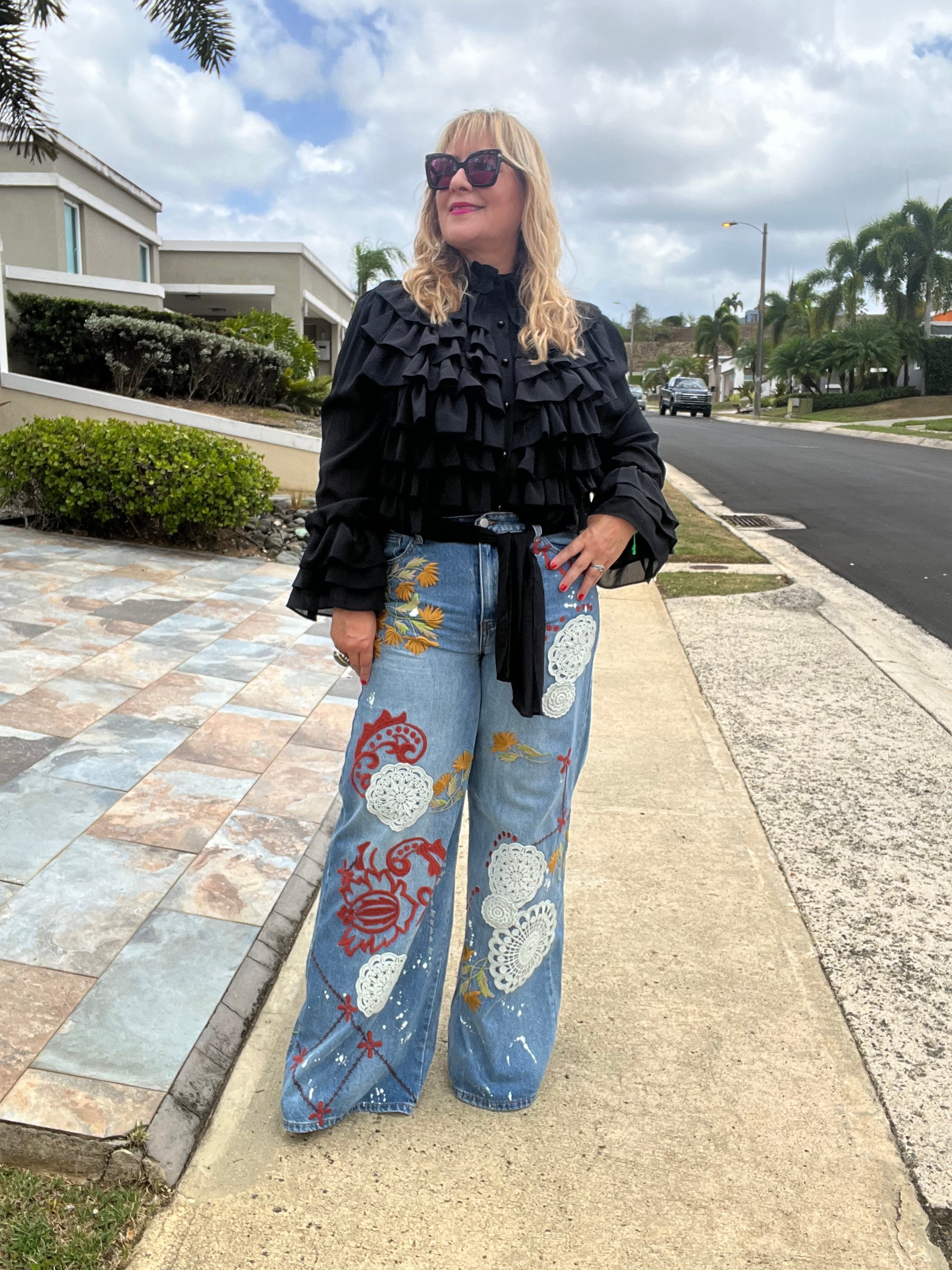 GORGEOUS EMBROIDERED & CROCHET WIDE LEG JEANS -( si estas entre tallas, escoge la talla mas grande)
