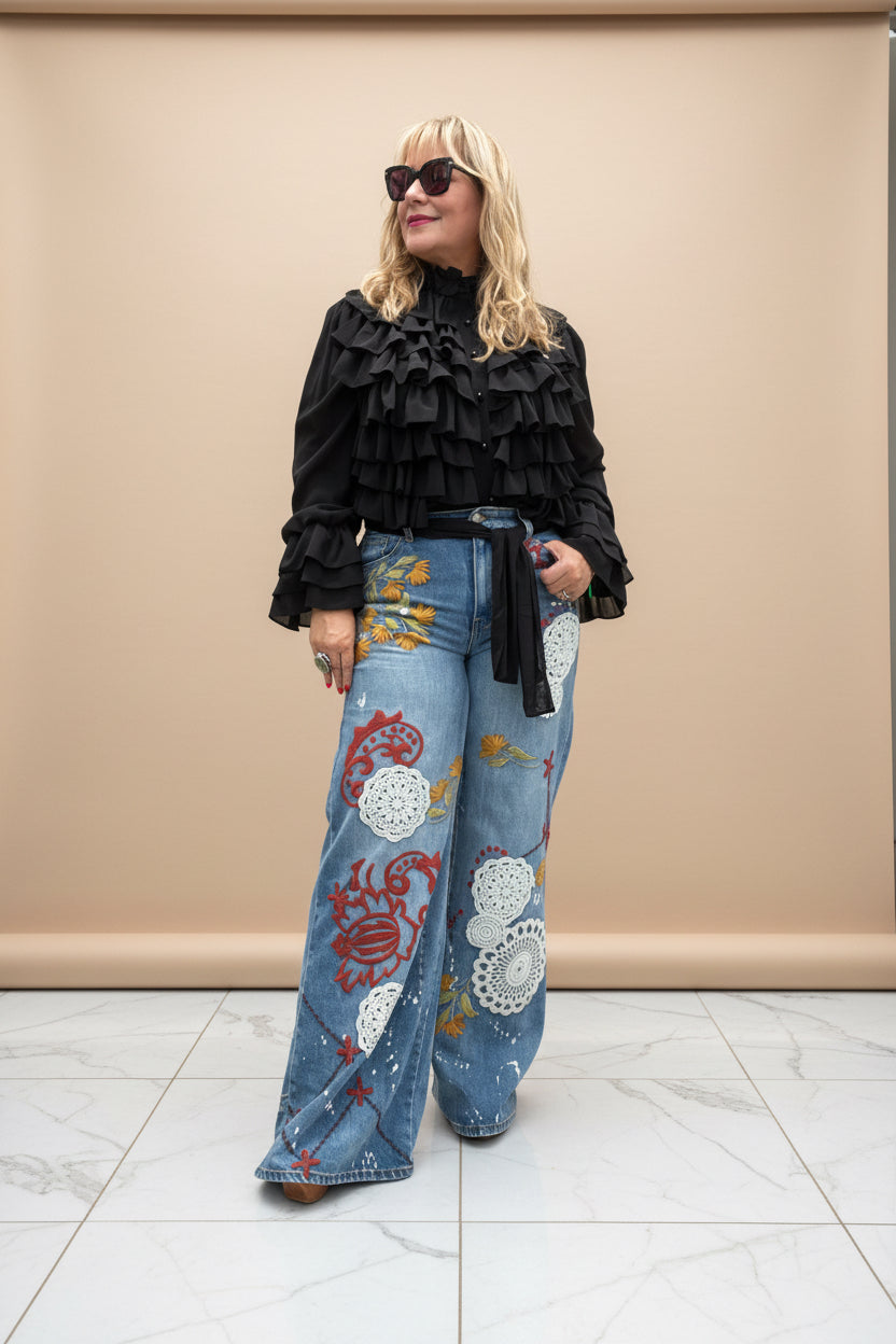 GORGEOUS EMBROIDERED & CROCHET WIDE LEG JEANS -( si estas entre tallas, escoge la talla mas grande)