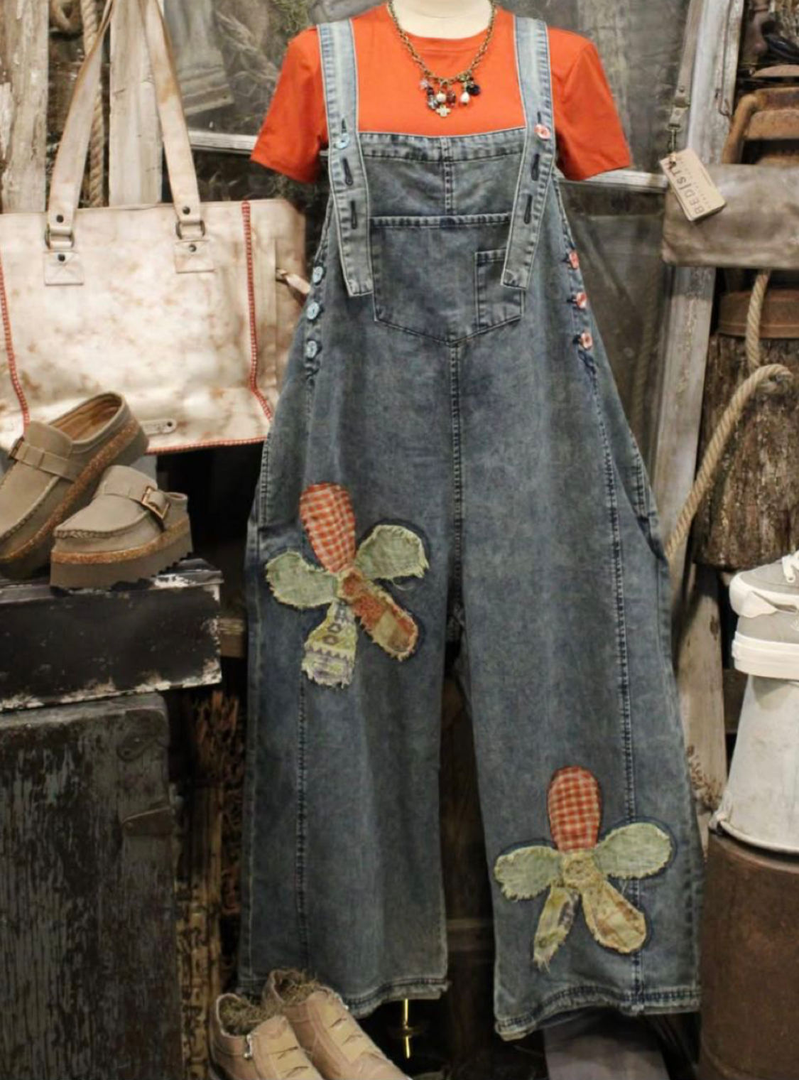 FLOWER PATCH WASHED DENIM BOHO OVERALLS - puedes bajar 1 size