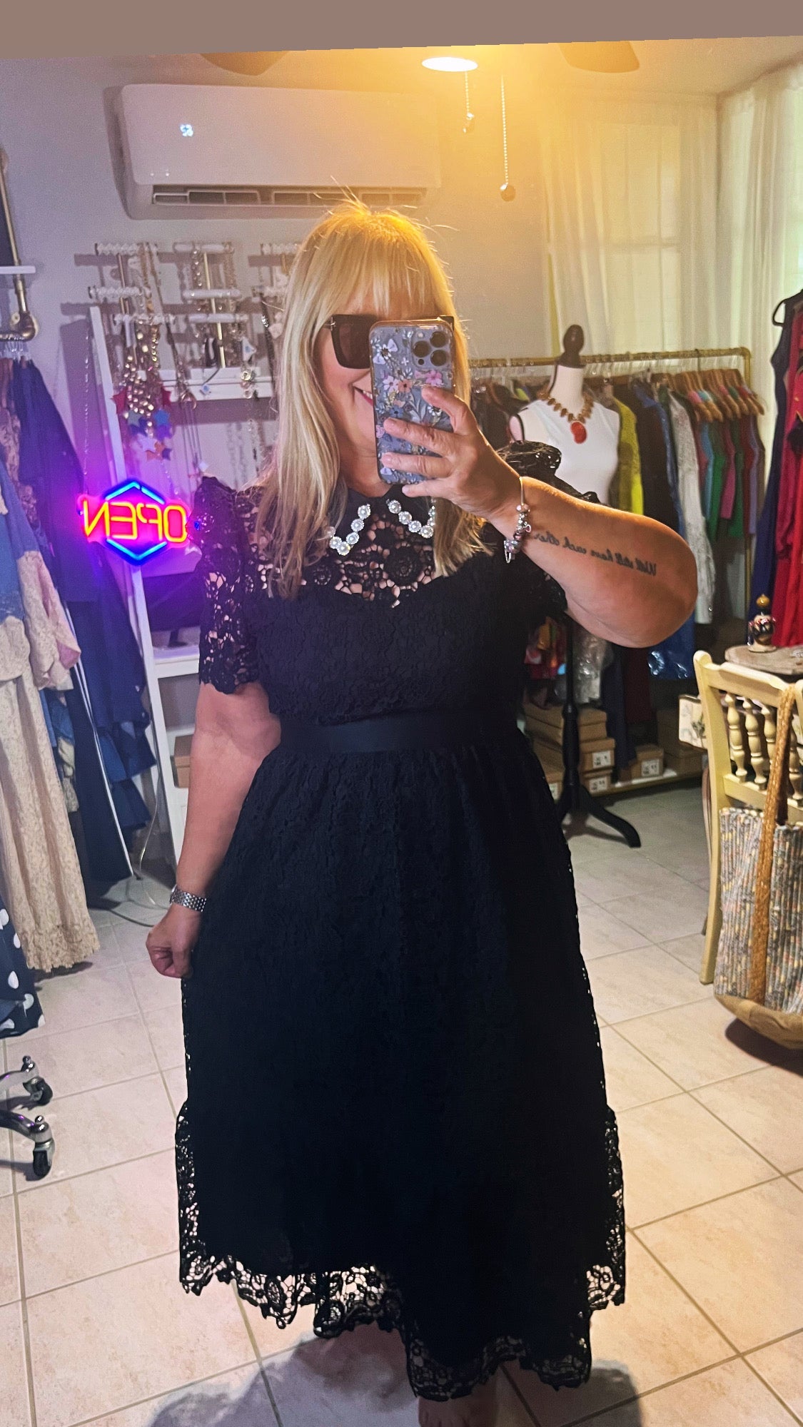 Black Embellish Collar Lace Midi Dress with short sleeves - Ver medidas - Tax incluido - BELLASBYLOLA.COM