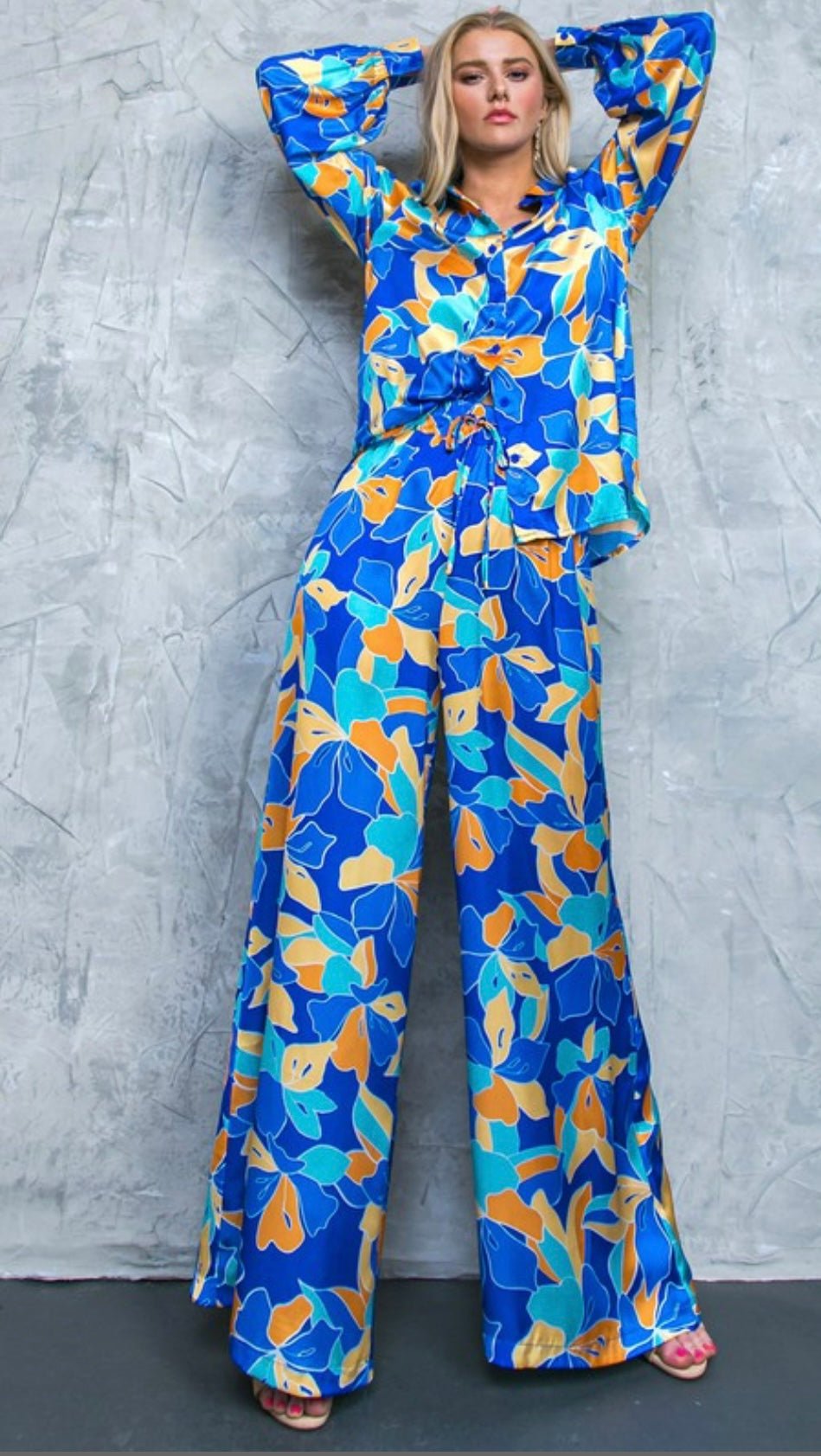 Blue Print Top: Elevate Your Style with Bold Collar, Cuffed Sleeves & Button DownComfort - Bella Boutique & Bellasbylola.com