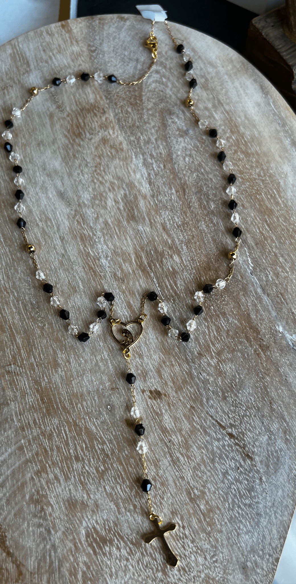 Collar de crucifijo elegante y versátil, perfecto para expresar fe con estilo discreto. - Bella Boutique & Bellasbylola.com