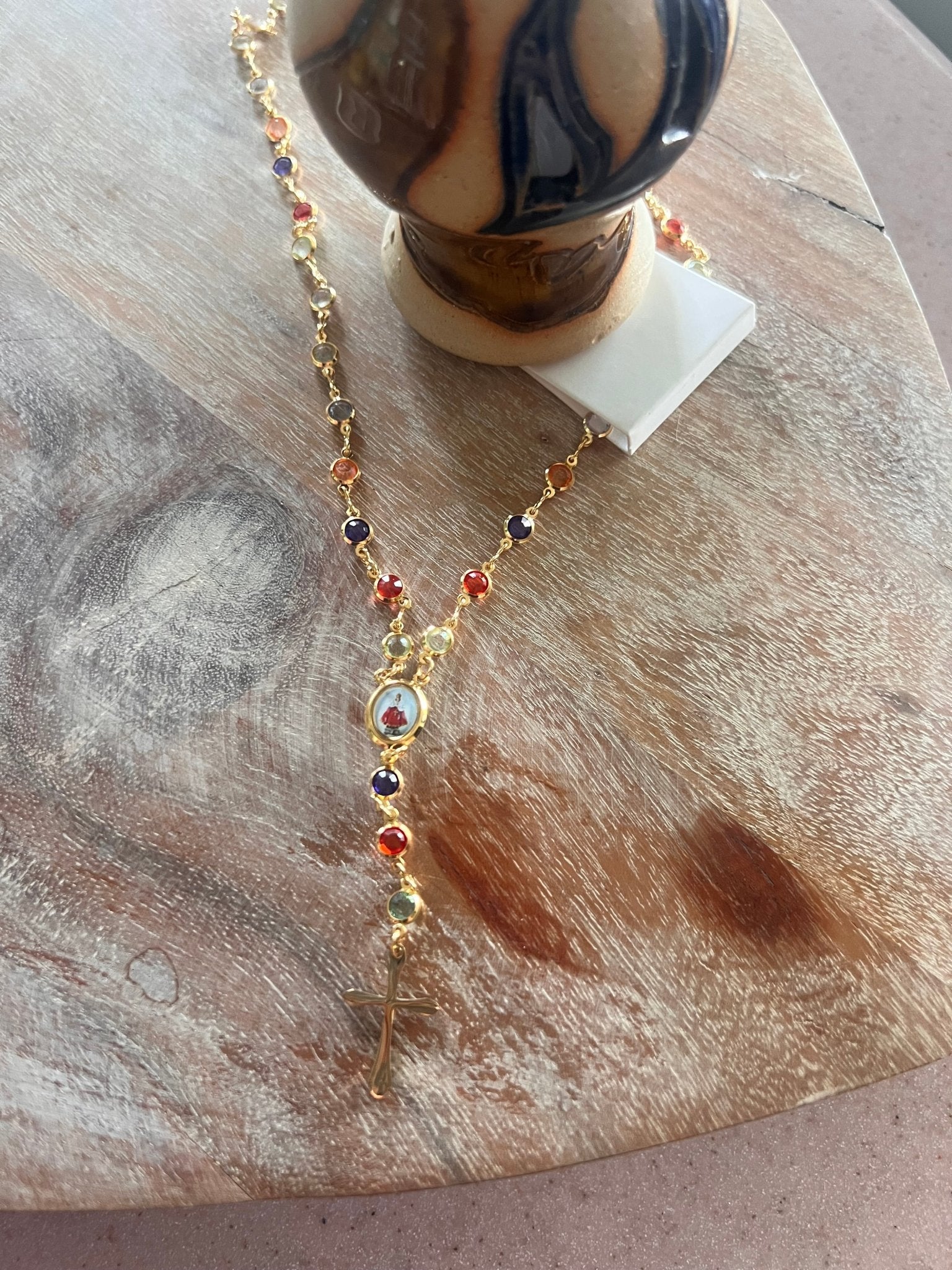Collar de crucifijo elegante y versátil, perfecto para expresar fe con estilo discreto. - Bella & Bellasbylola.com