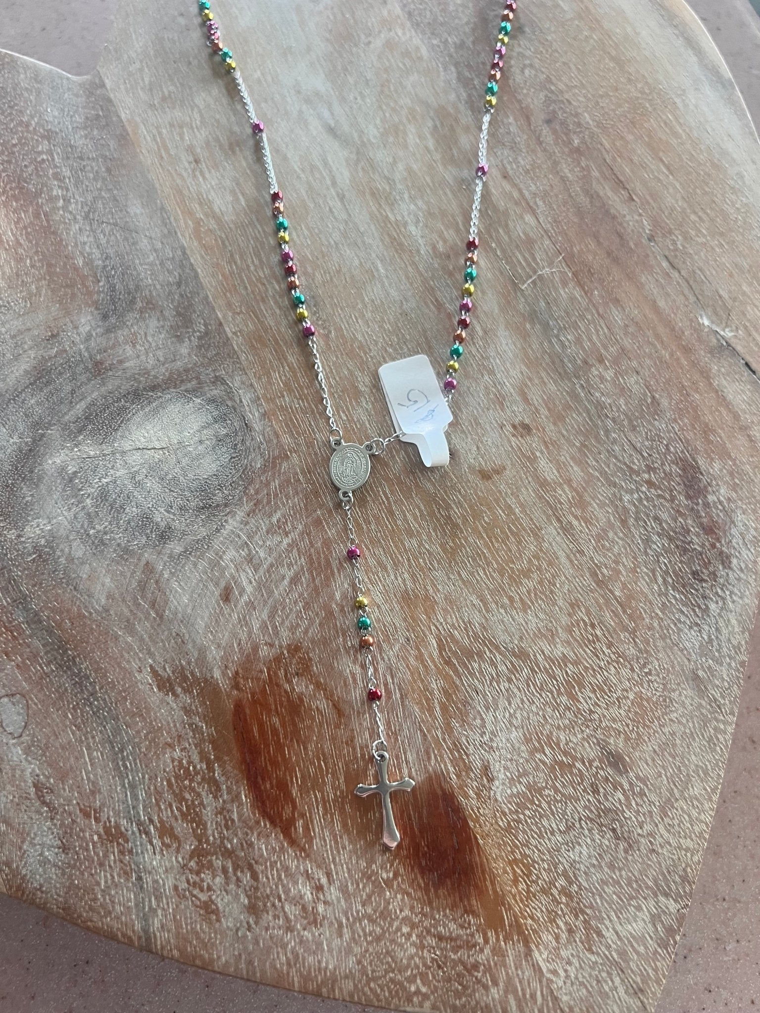 Collar de crucifijo elegante y versátil, perfecto para expresar fe con estilo discreto. - Bella & Bellasbylola.com