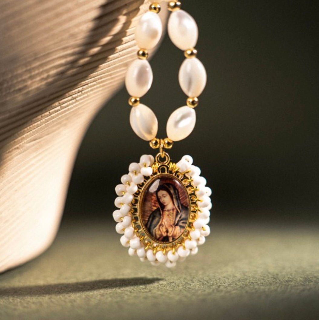 Collar de perlas con Colgante de Virgen de Guadalupe - Made in Malaga Spain - High Quality Materials - Bella Boutique & Bellasbylola.com