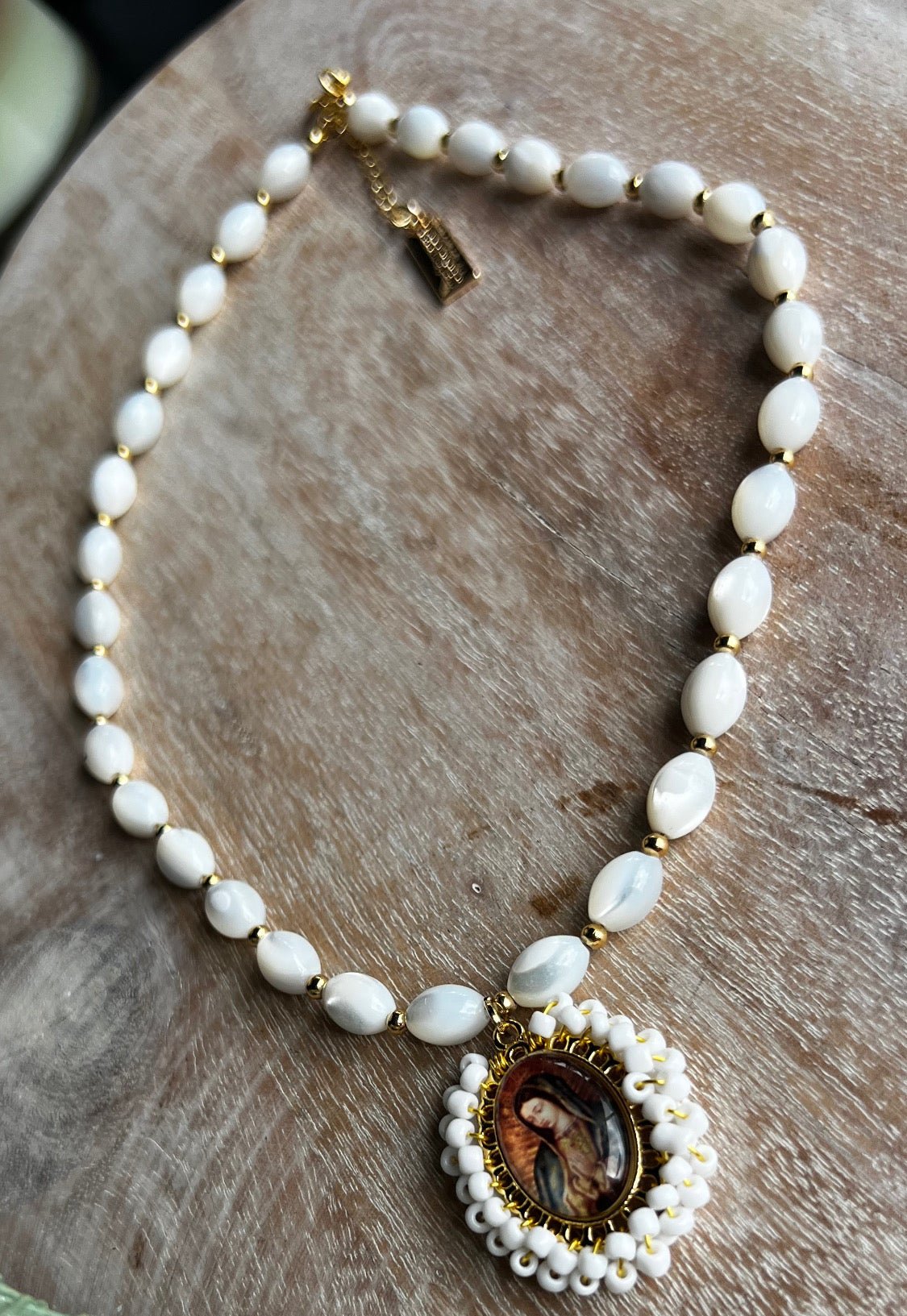 Collar de perlas con Colgante de Virgen de Guadalupe - Made in Malaga Spain - High Quality Materials - Bella Boutique & Bellasbylola.com