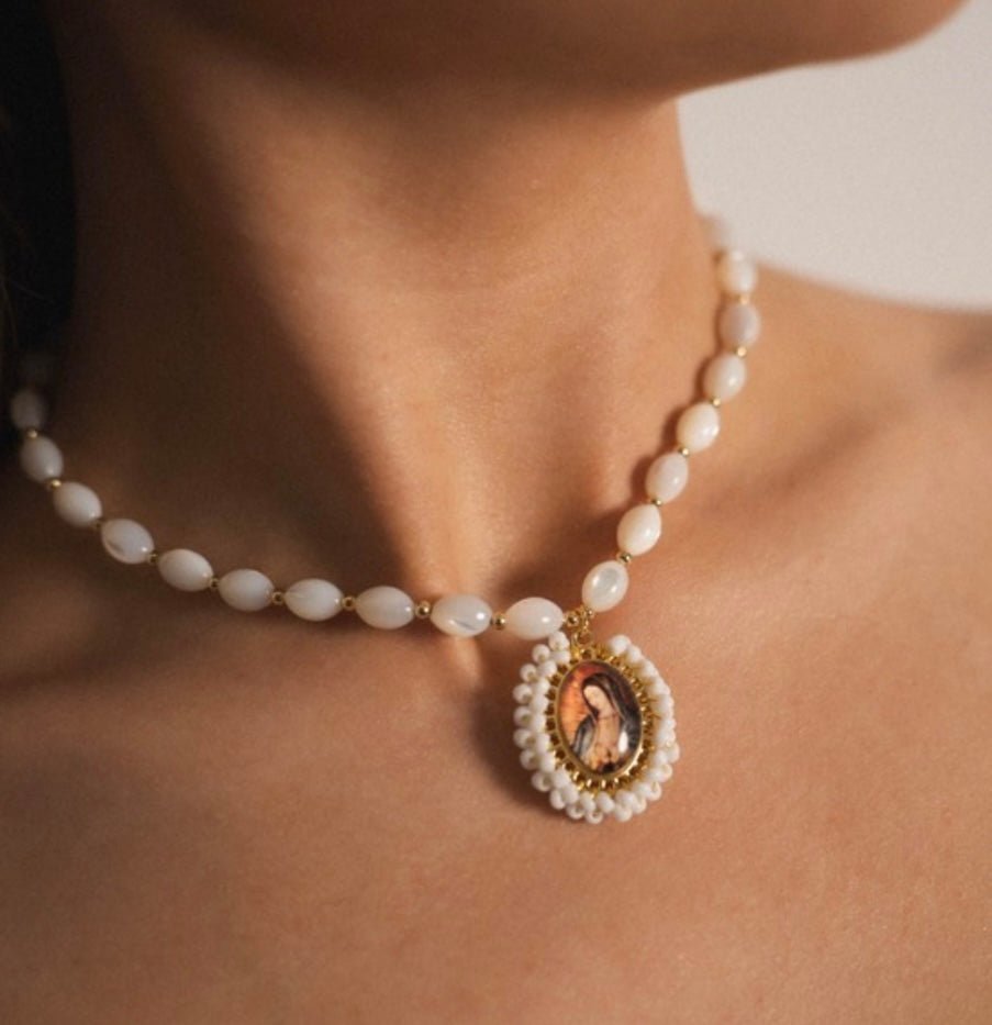 Collar de perlas con Colgante de Virgen de Guadalupe - Made in Malaga Spain - High Quality Materials - Bellasbylola.com