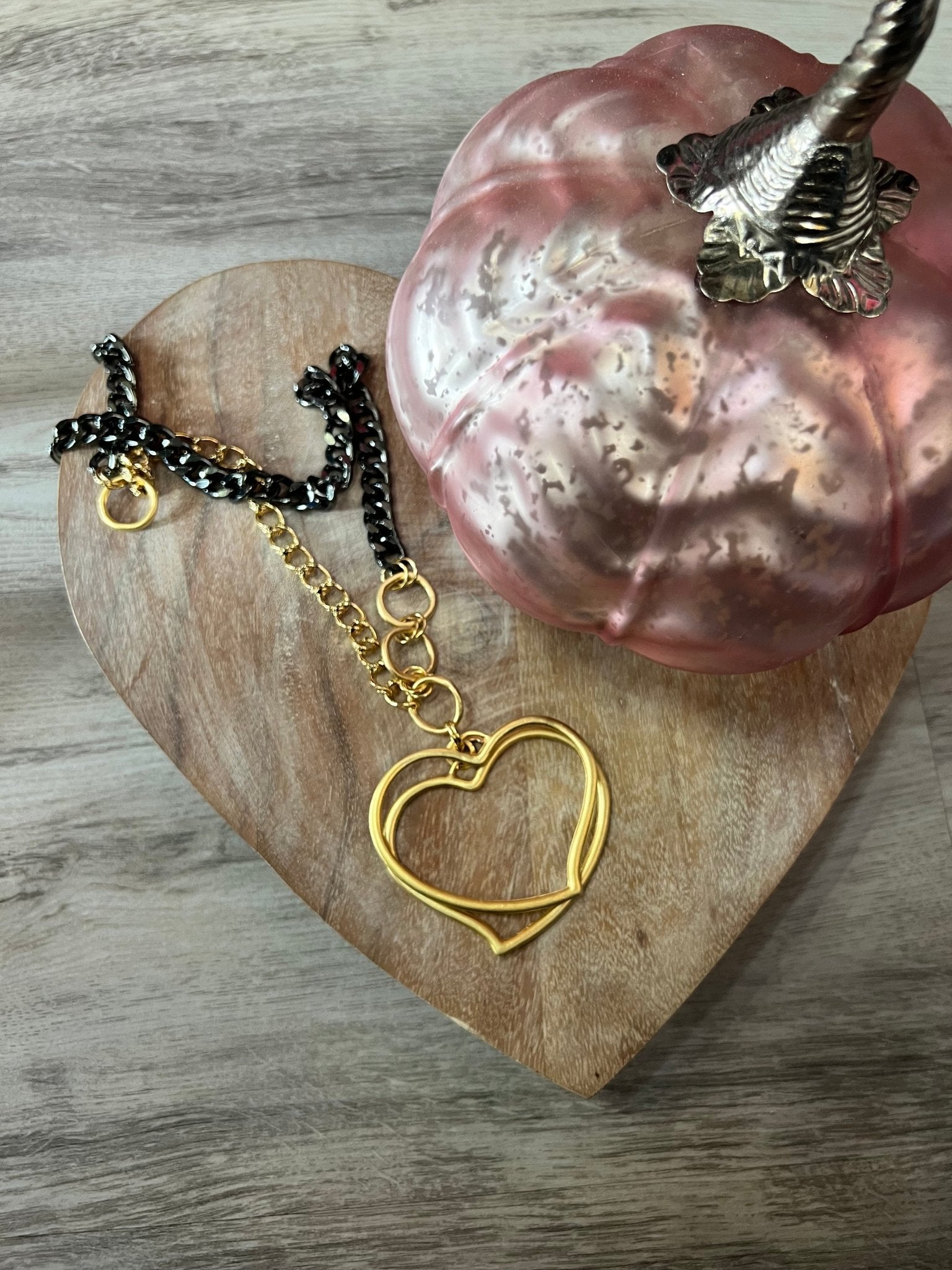 Collar Negro y Oro de Corazones grandes - Bella Boutique & Bellasbylola.com