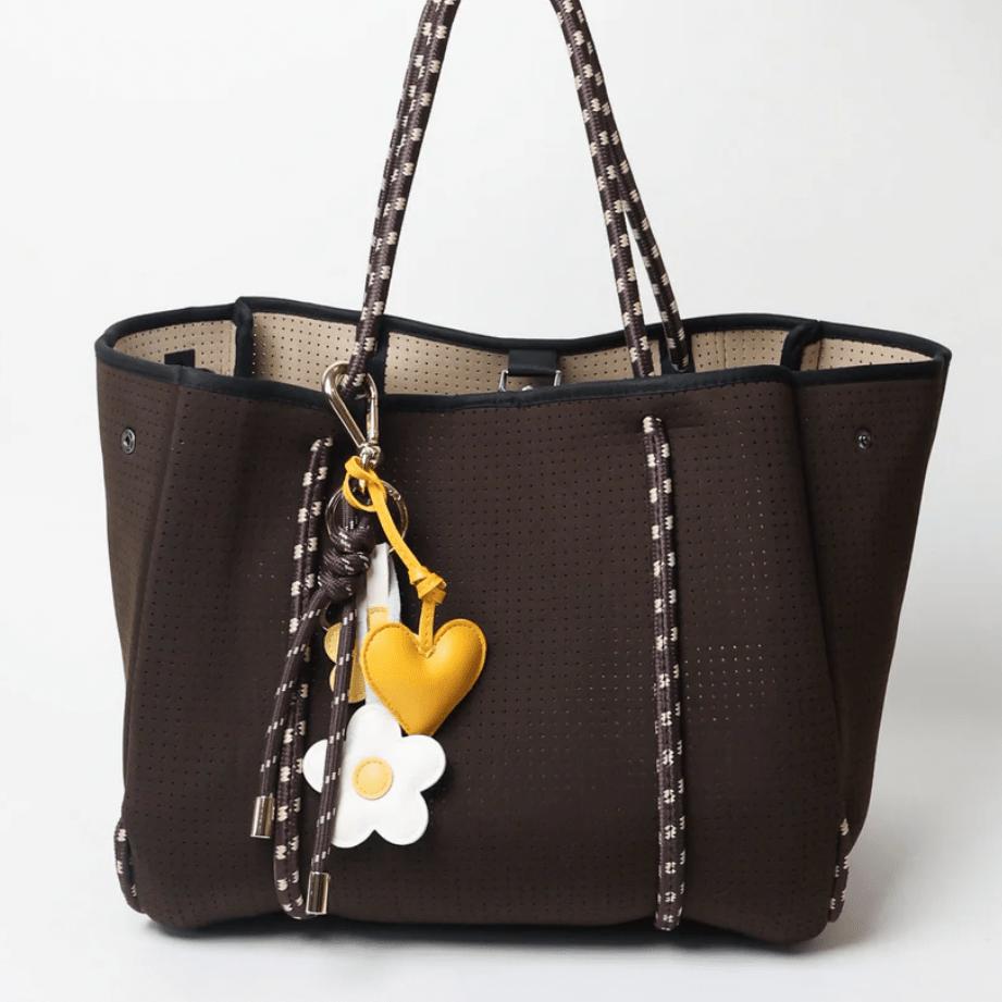 KEY CHAIN ESPRESSO WITH CHARMS - YELLOW HEART AND BROWN DAISIES - Bella & Bellasbylola.com