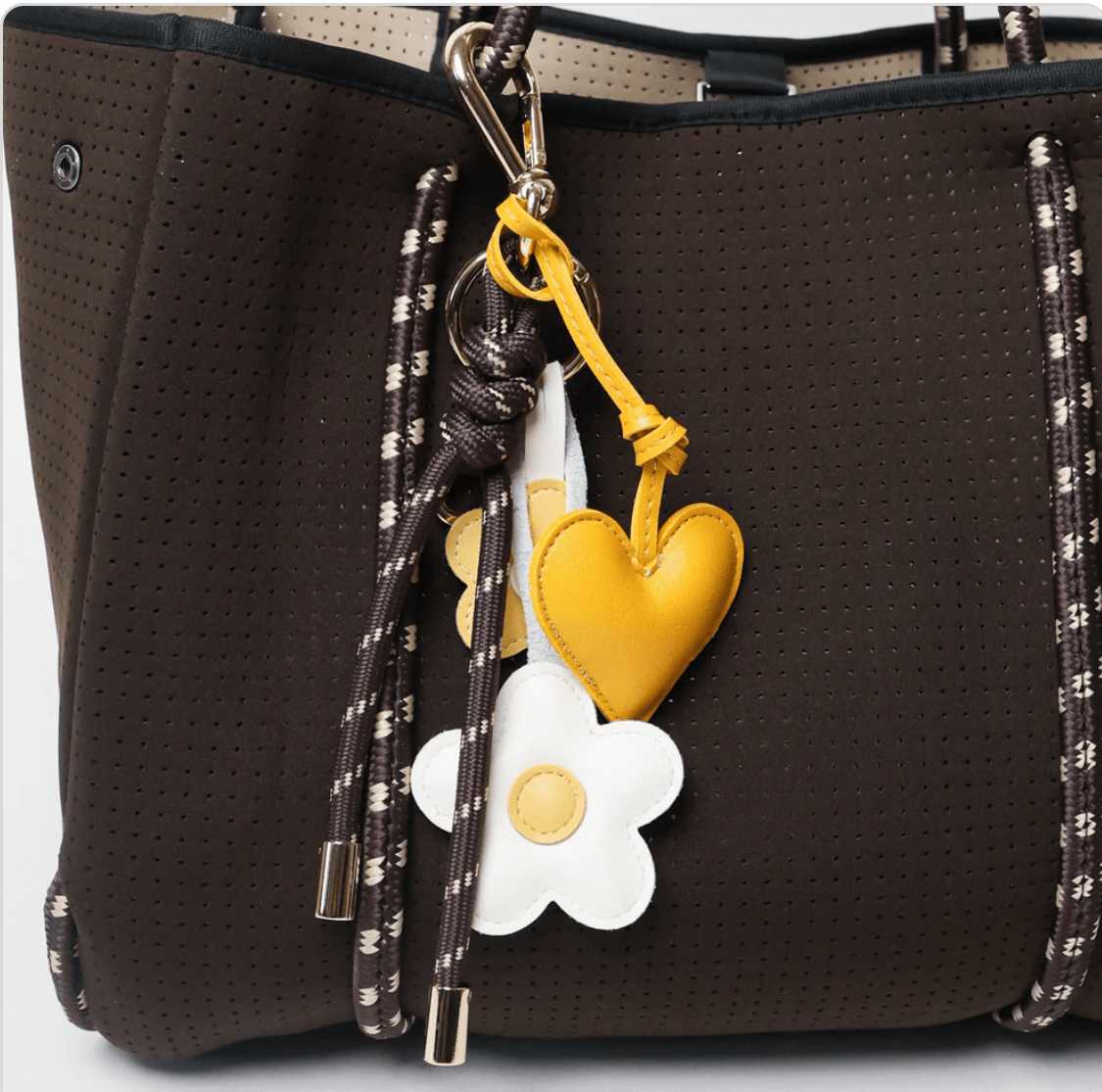 KEY CHAIN ESPRESSO WITH CHARMS - YELLOW HEART AND BROWN DAISIES - Bella & Bellasbylola.com
