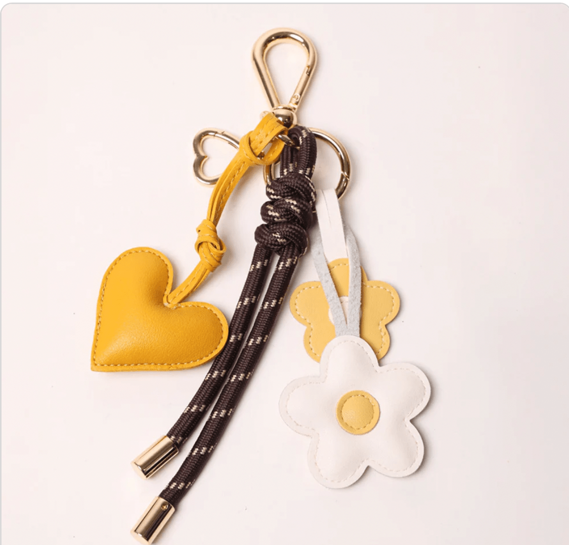 KEY CHAIN ESPRESSO WITH CHARMS - YELLOW HEART AND BROWN DAISIES - Bella & Bellasbylola.com